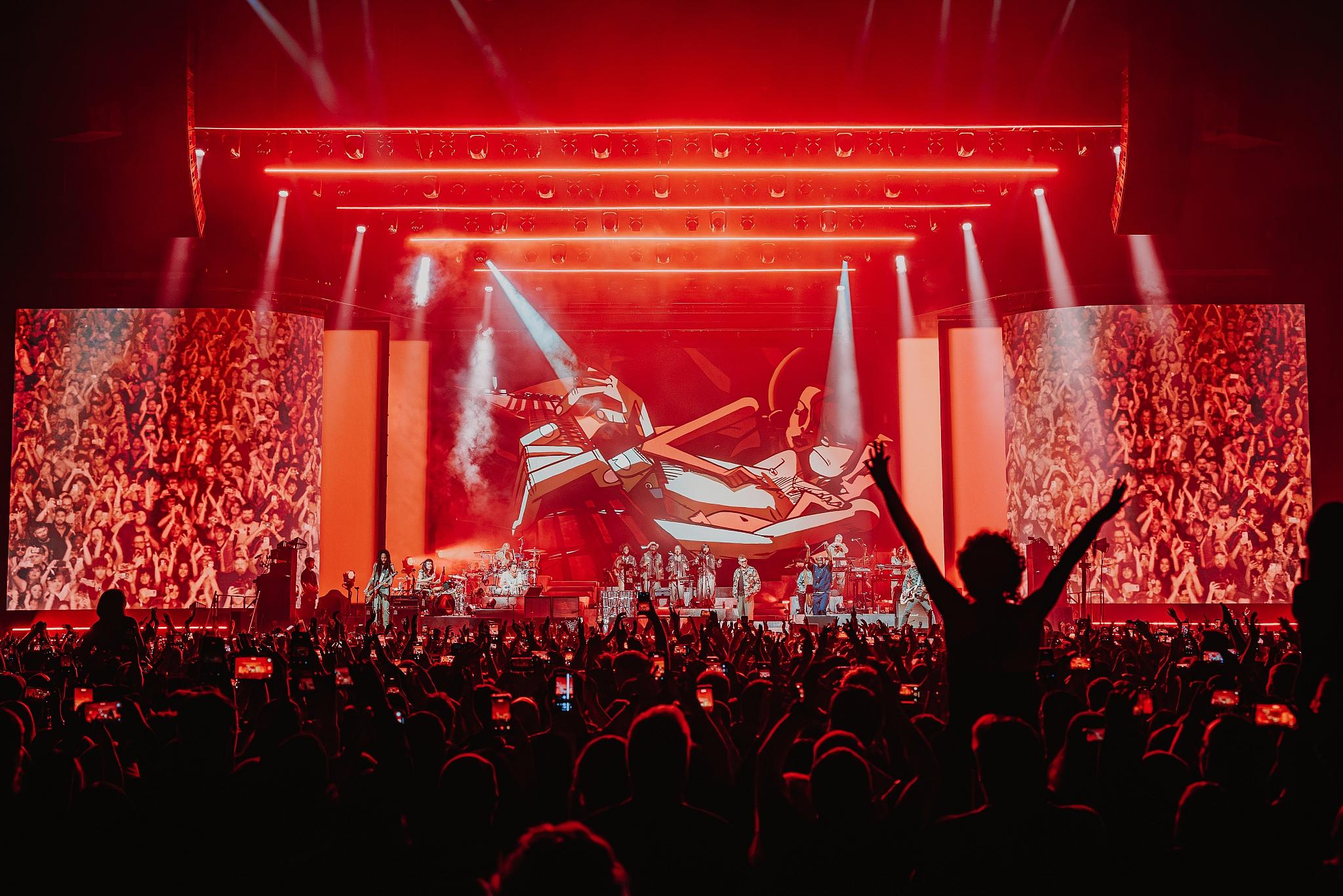 Luke Dyson - On tour with Gorillaz - The Mountain Tour