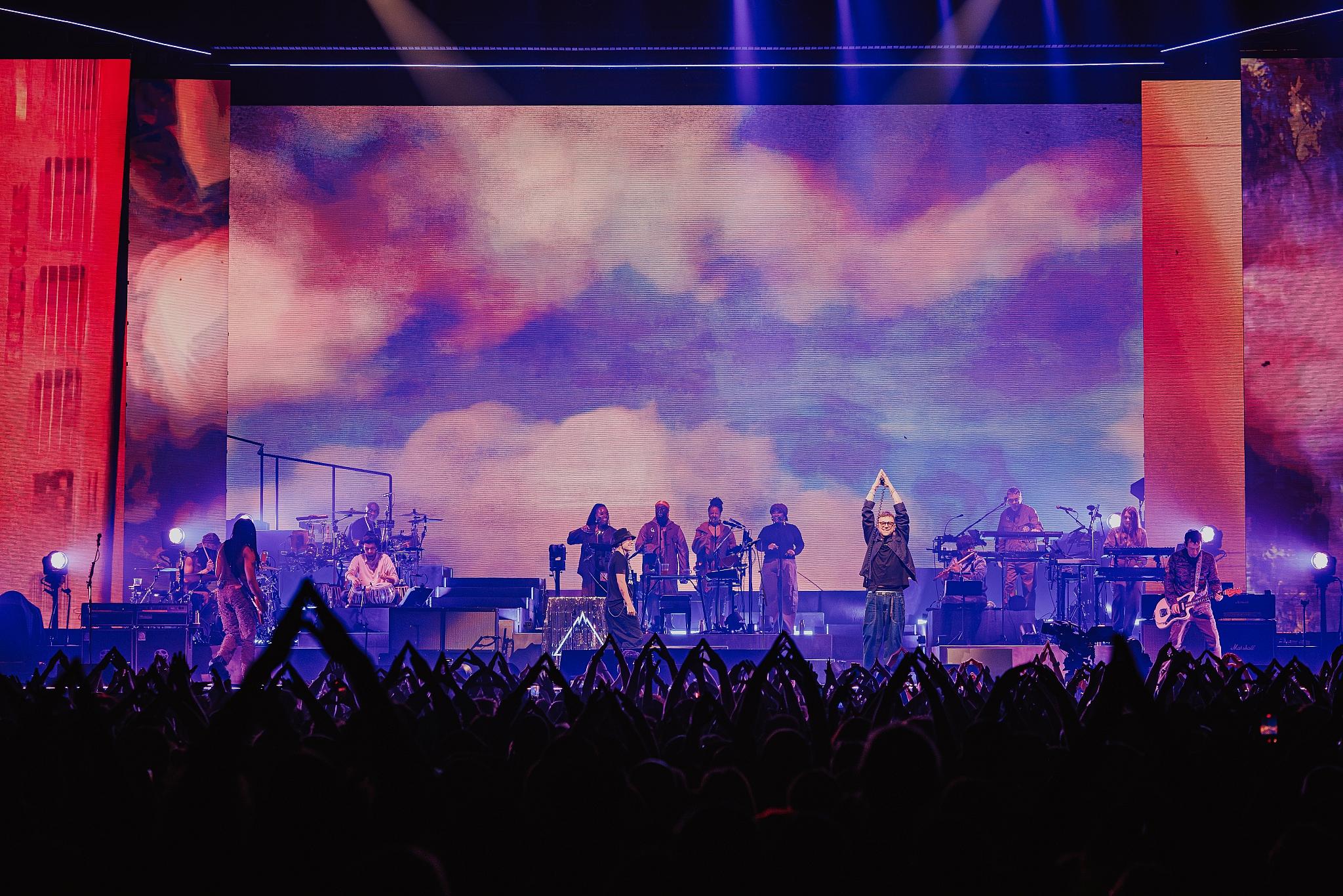 Luke Dyson - On tour with Gorillaz - The Mountain Tour