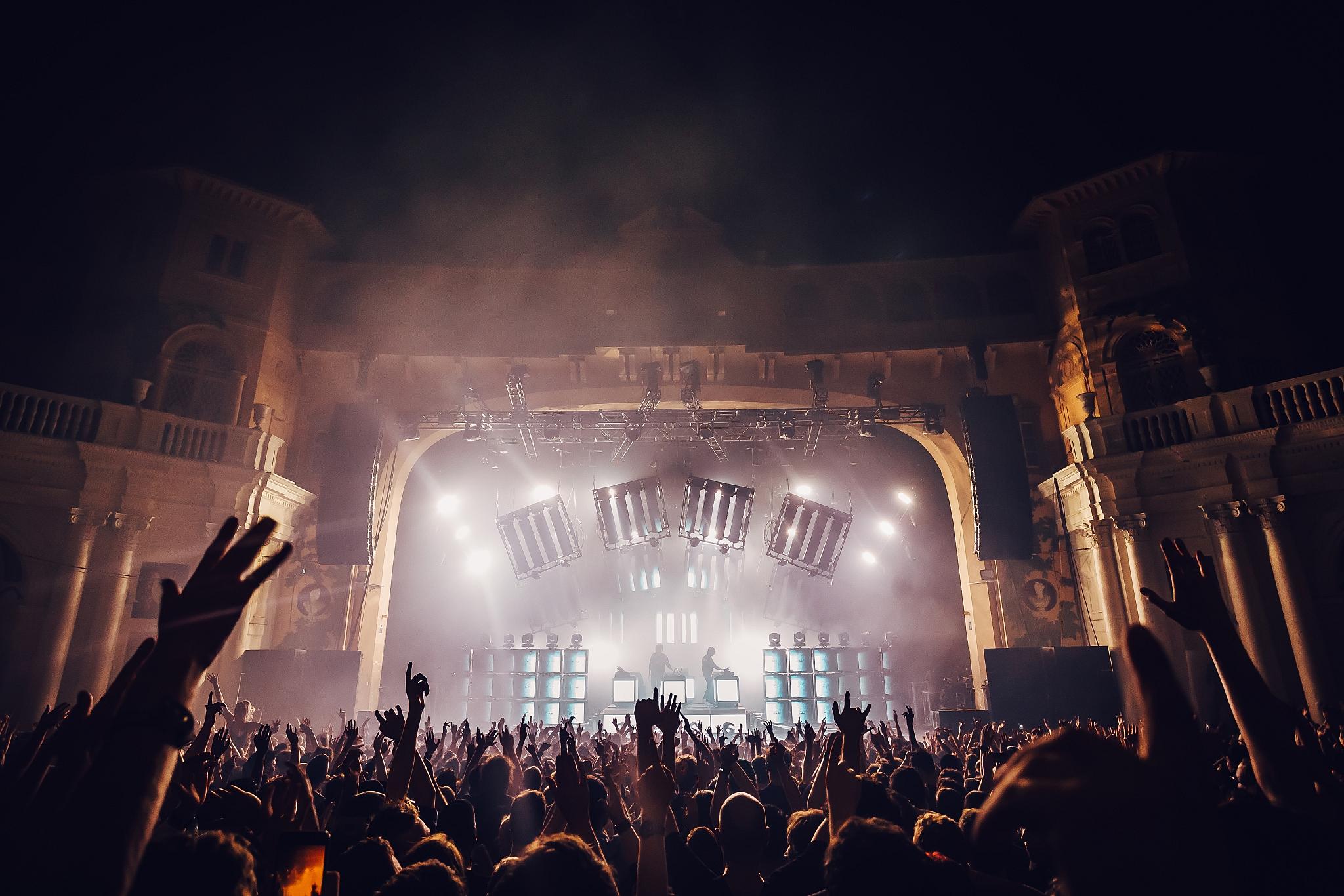 Luke Dyson - Justice - Woman Worldwide Tour